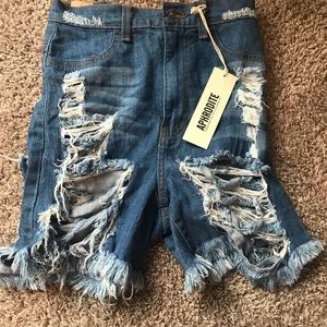 Akira booty destroyed shorts